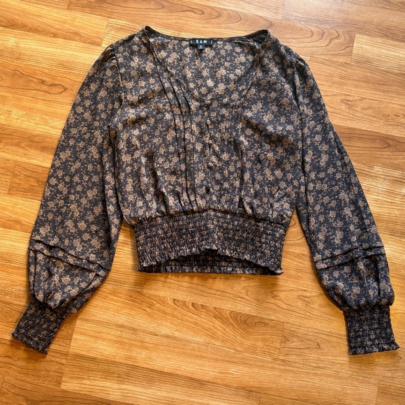 E & M Tops - E&M v-neck blouse flowy dark floral print smocked waist cuffs Women’s Small